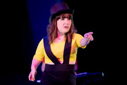 Lisa Hammond Performs Cheeky Face